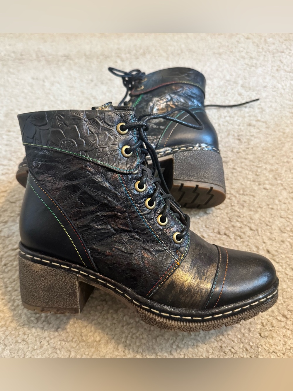 L’artiste Floral Lace-Up Tooled Leather Ankle Boots size 35 NWOT‎
